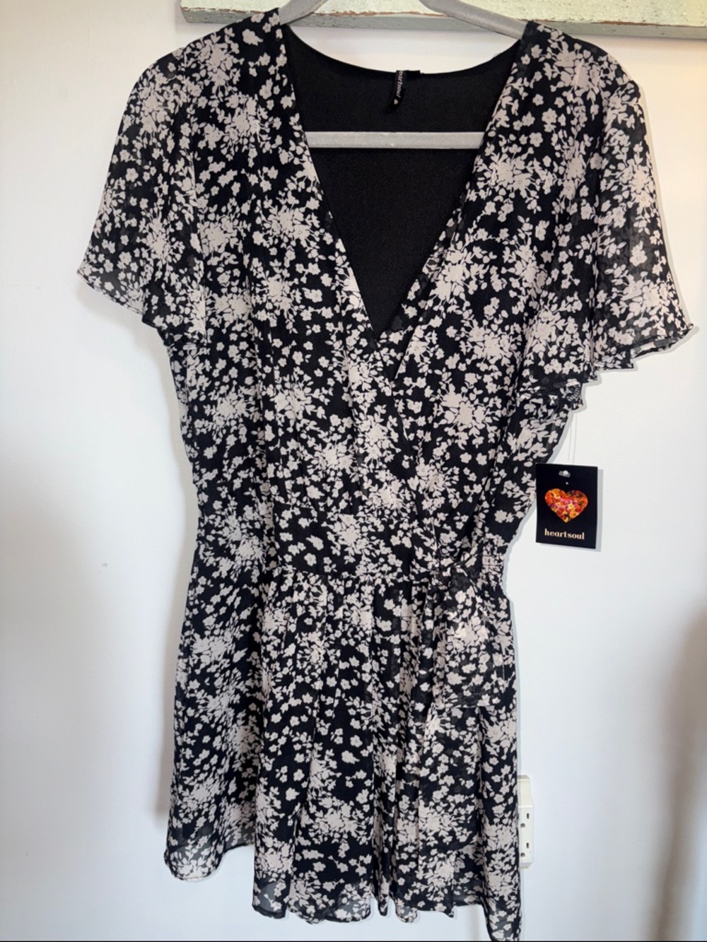NWT size large HeartSoul Black and White Floral V-neck skort